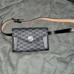 Michael Kors belt purse l/xl